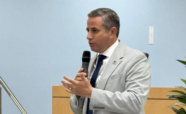 El Recaudador de Impuestos Dariel Fernandez, Propone Eliminar el Calcomanía Física Amarilla de Registro Vehicular en Florida — Un Paso Lógico para el Futuro de Nuestro Estado