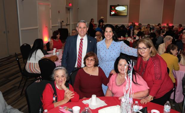 Recaudador de Impuestos del Condado de Miami-Dade, Dariel Fernandez, Celebra el Día de San Valentín con Adultos Mayores en Hialeah
