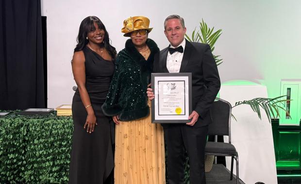 Dariel Fernandez Recibe el "Defender of the Dream Award de MLK" Durante la Celebración del Mes de la Historia Afroamericana