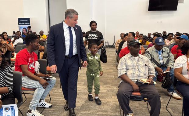 El Recaudador de Impuestos Dariel Fernández Amplía el Acceso a los Servicios de Licencia de Conducir para Beneficiarios Haitianos del TPS a Través de una Alianza Comunitaria