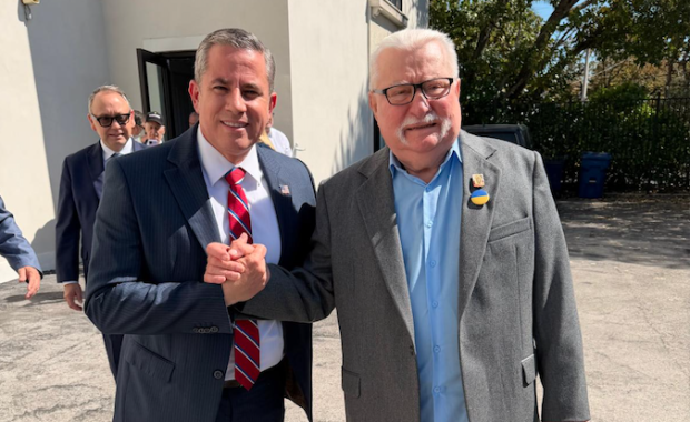Un Encuentro con un Símbolo de Libertad: Dariel Fernandez Da la Bienvenida a Lech Wałęsa en Miami-Dade