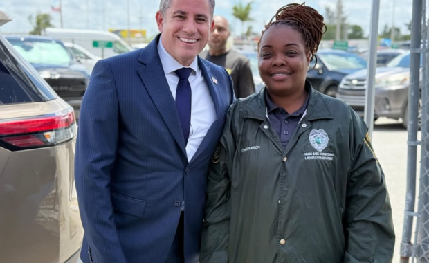 La Oficina del Recaudador de Impuestos del Condado de Miami-Dade Lleva Servicios Móviles Para Servir Empleados del Departamento de Correcciones