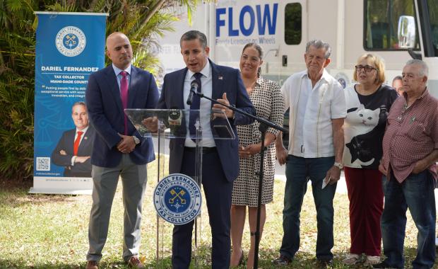 El Recaudador de Impuestos Dariel Fernandez Mantiene en Marcha la Unidad Móvil FLOW en Todo Miami-Dade, Llevando Servicios Esenciales Directamente a los Residentes
