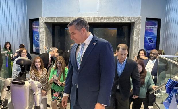 El Recaudador de Impuestos del Condado Miami-Dade, Dariel Fernandez, participa en el lanzamiento del AI Innovation Hub en Miami Dade College