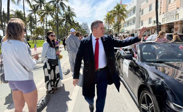 El Recaudador de Impuestos Dariel Fernandez Participa en el Desfile del Día de los Veteranos en Miami Beach para Honrar a los Héroes de Estados Unidos