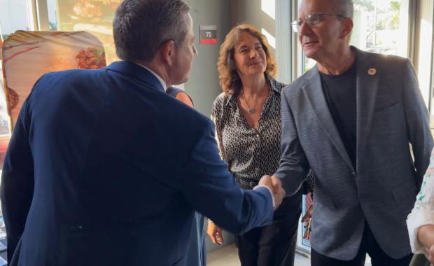 El Recaudador de Impuestos Dariel Fernandez se Une a la Cámara de Comercio de Doral para un “Cafecito Connection” en Doral