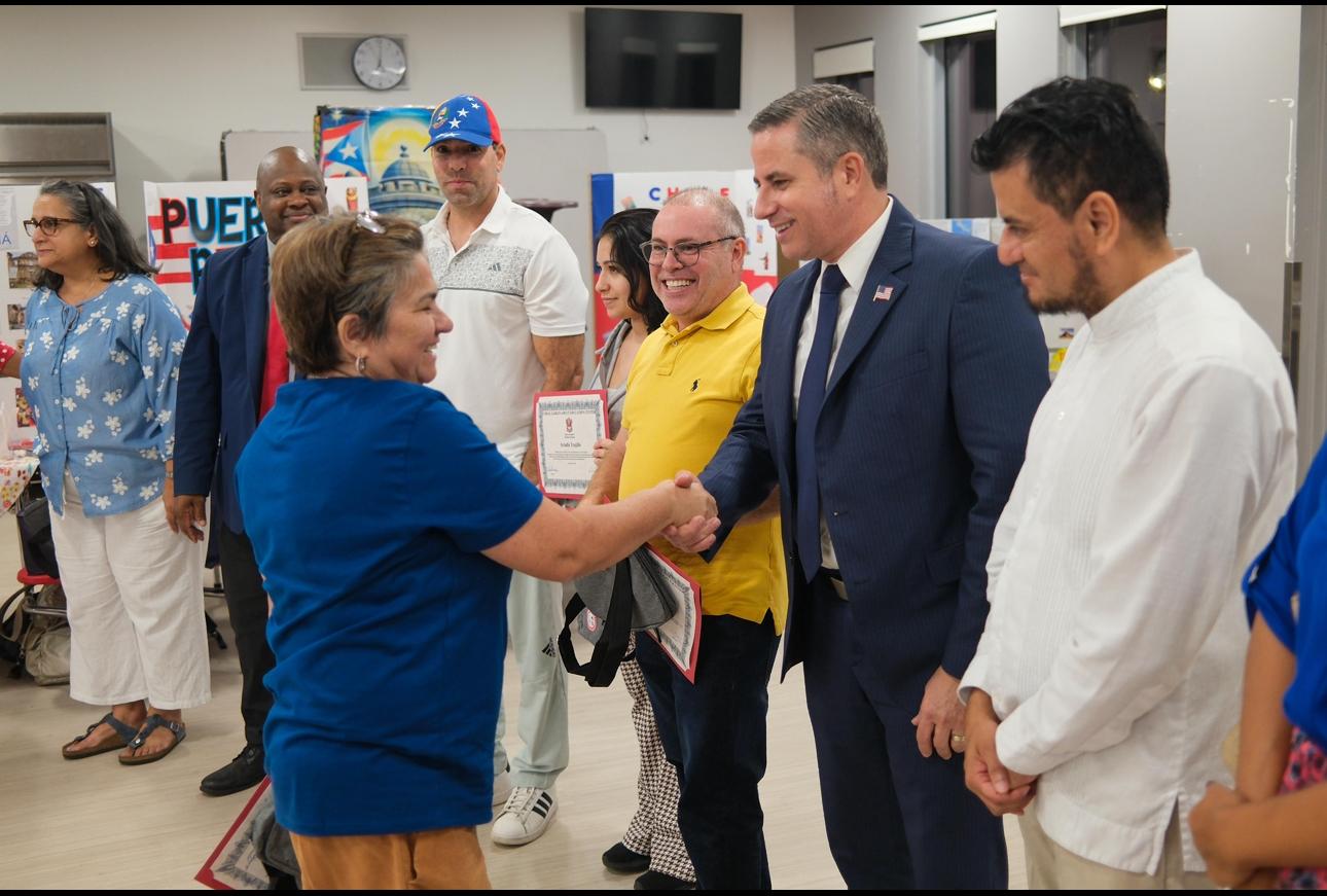 El Recaudador de Impuestos Dariel Fernandez, Celebra el Mes de la Herencia Hispana como Director por un Día en el Centro de Educación Continua y para Adultos de Coral Gables