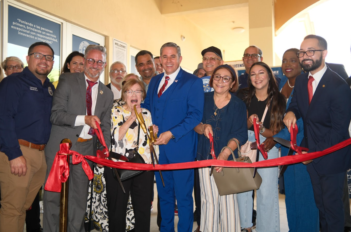 Recaudador de Impuestos Dariel Fernandez Realiza Corte de Cinta Para Inaugurar la Sexta Oficina del Recaudador en el Condado Miami-Dade