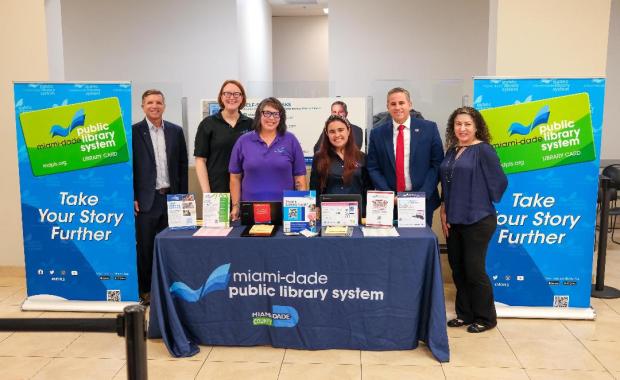 La Oficina del Recaudador de Impuestos del Condado de Miami-Dade se asocia con el Sistema de Bibliotecas Públicas para el Mes Nacional de Inscripción a la Tarjeta de la Biblioteca