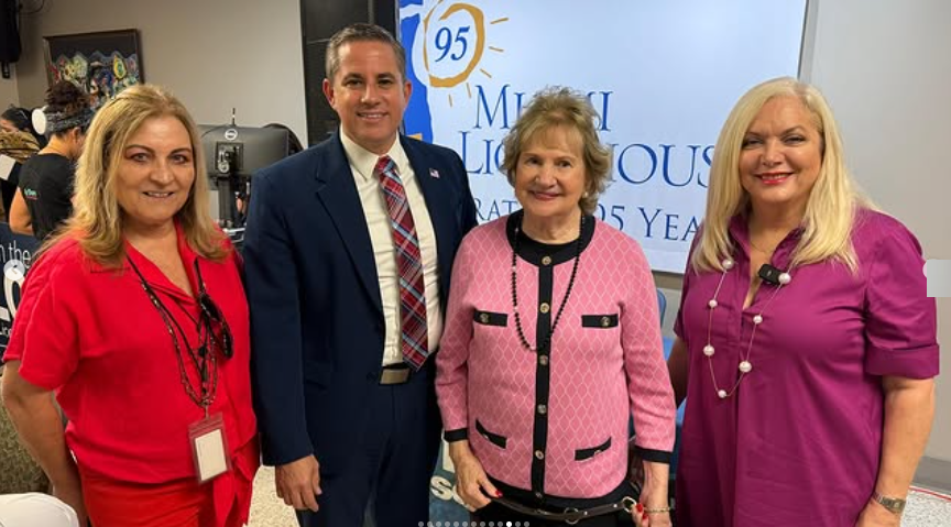 La Oficina Móvil del Recaudador de Impuestos Llega a Miami Lighthouse for the Blind