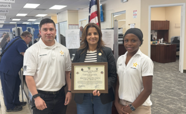 Oficina del Recaudador de Impuestos del Condado de Miami Dade en Florida City Recibe Certificado de Apreciación del Ejército de los Estados Unidos
